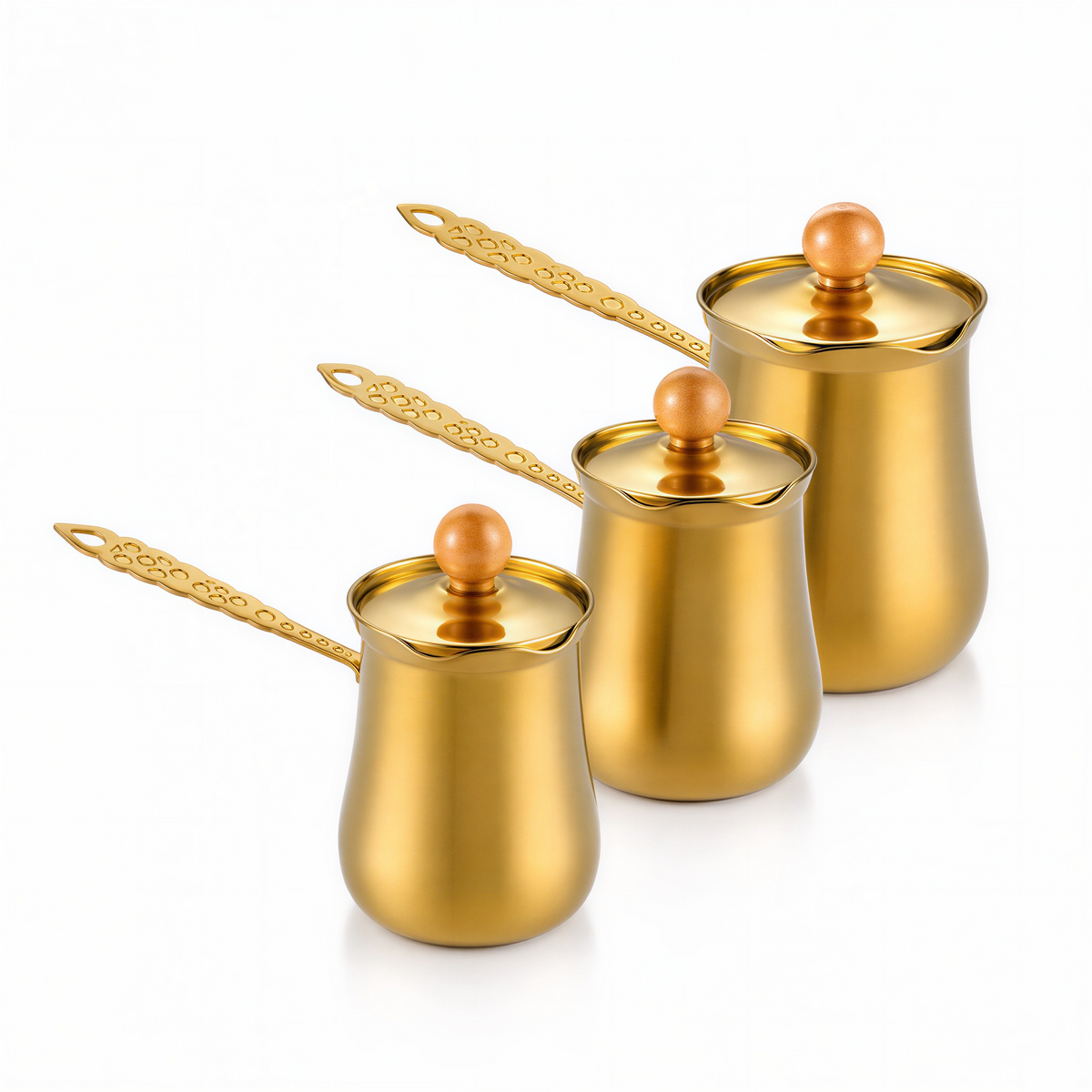 סט פינג'אנים לקפה מנירוסטה בגימור זהב מבית Halotex, כולל 3 גדלים, מכסים וכפיות.