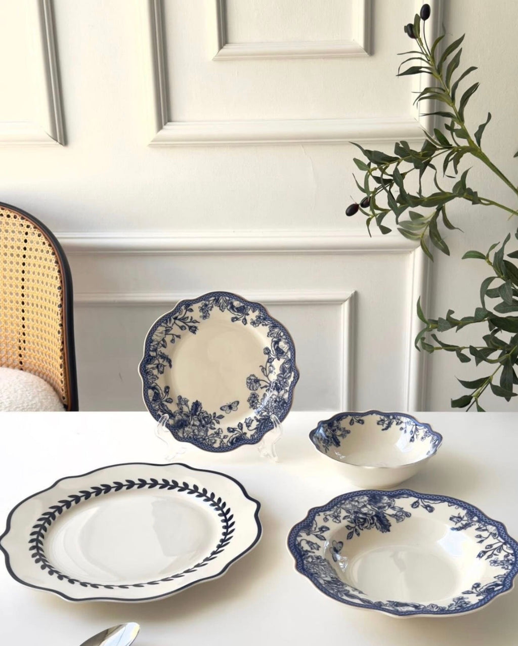 סט כלי אוכל 24 חלקים Bone China – עיצוב כחול קלאסי