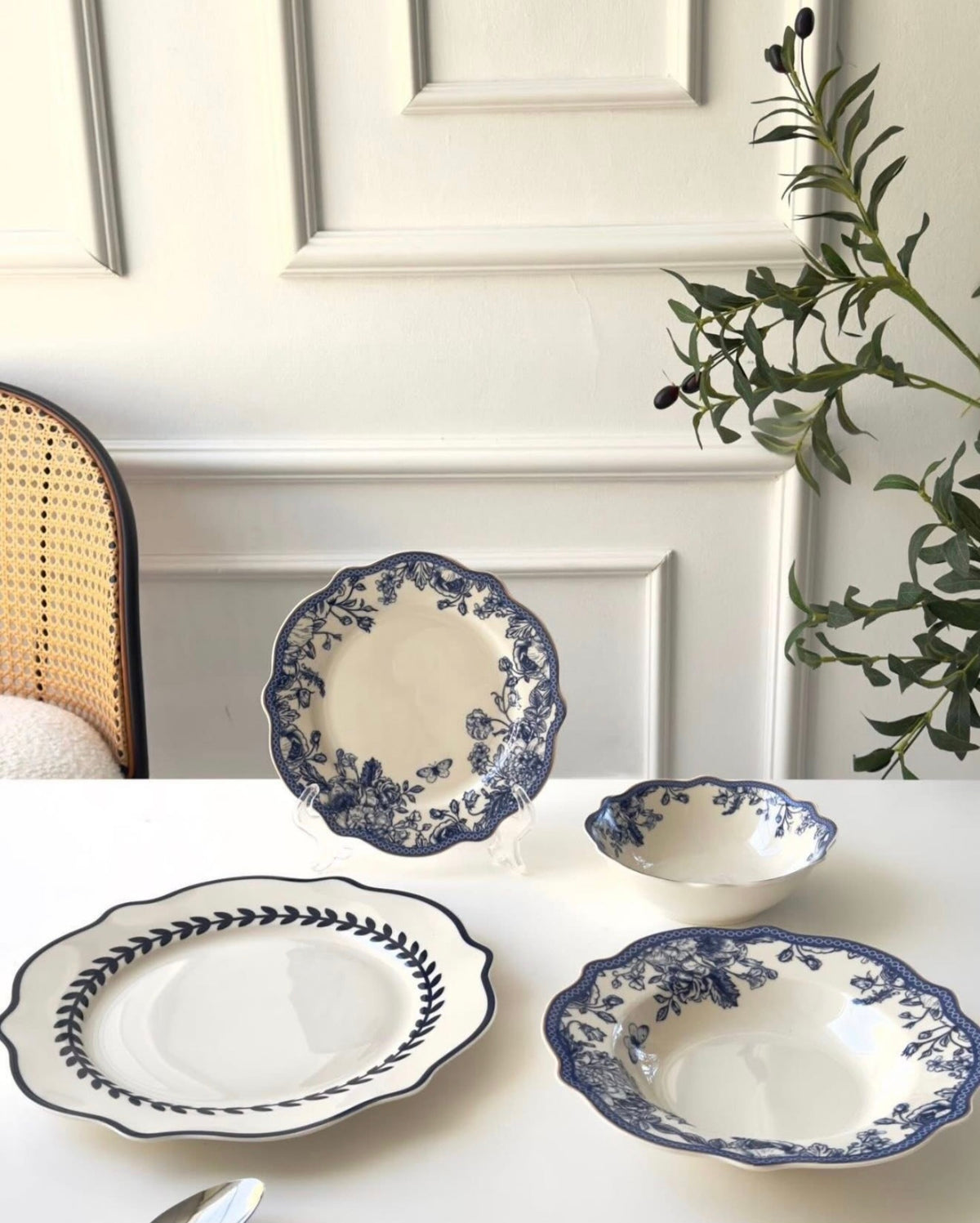 סט כלי אוכל 24 חלקים Bone China – עיצוב כחול קלאסי