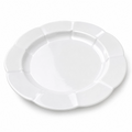 מגש הגשה עגול לבן בקוטר 40 ס"מ עשוי Bone China עם שוליים מעוצבים להגשה אלגנטית של מאכלים ואירוח.